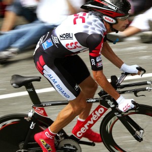 ky体育-比利时骑手吉尔·托马斯在2024年国际马术联合会障碍赛世界巡回赛中获得个人第六名，表现出色。