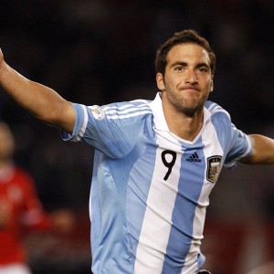 开云中国-球场下雪太大，瑞士球员主动帮裁判扫线，瑞士球员受伤