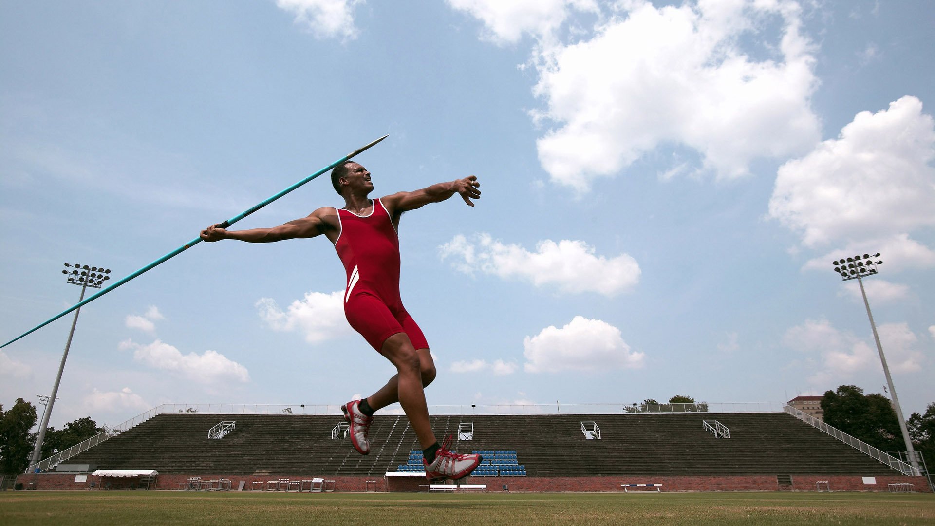 德国男子100米仰泳选手在预赛中表现出色，晋级半决赛，男子100m仰泳世界纪录
