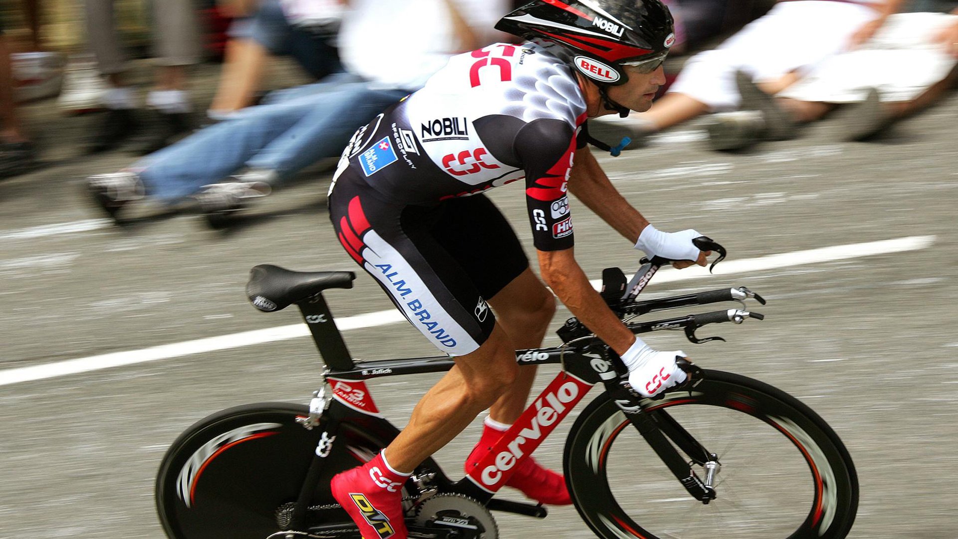 比利时骑手吉尔·托马斯在2024年国际马术联合会障碍赛世界巡回赛中获得个人第六名,表现出色。